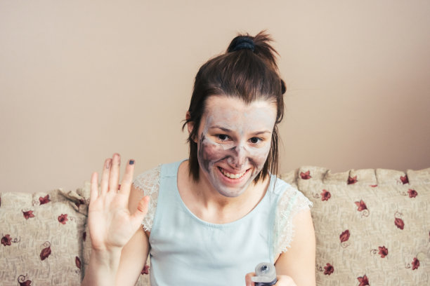 女人与面膜库存照片图片下载