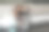 专业化妆刷设置近沙龙镜。刷任何大小的专业化妆师在模糊的背景图片下载