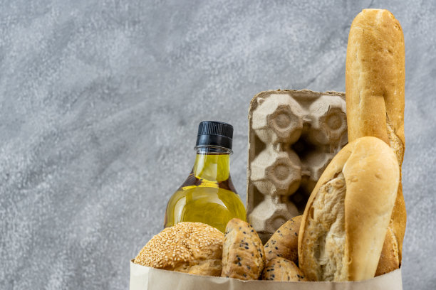 杂货袋与鸡蛋，烹饪油和各种面包。图片下载