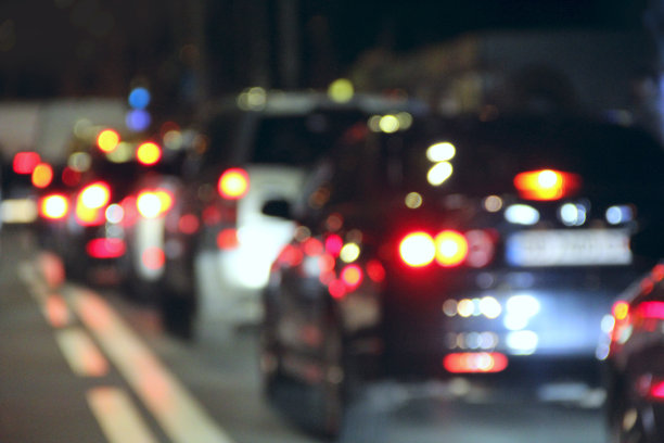 夜间交通堵塞。傍晚的城市里，汽车堵塞了繁忙的交通图片下载