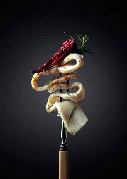 涂上迷迭香和红辣椒的猪油。图片下载