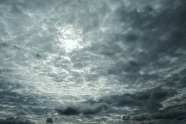 天空中如画的云。一架飞机在一个阳光明媚的阴天的窗口视图。库存图片背景图片下载