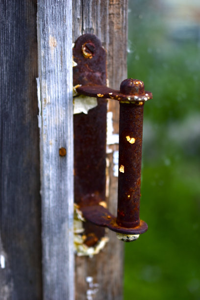 旧门上的一个生锈的旧铁制窗户把手图片下载