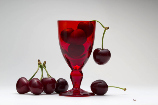 红色空杯子里的樱桃图片下载