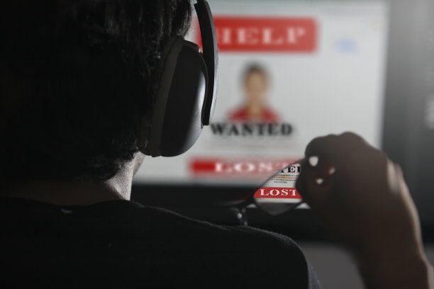 男子在网上搜索失踪儿童。失踪者消息图片下载