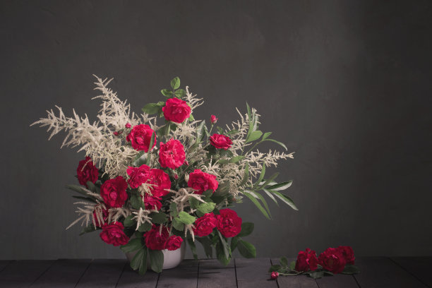 黑墙背景上的一束红玫瑰图片下载