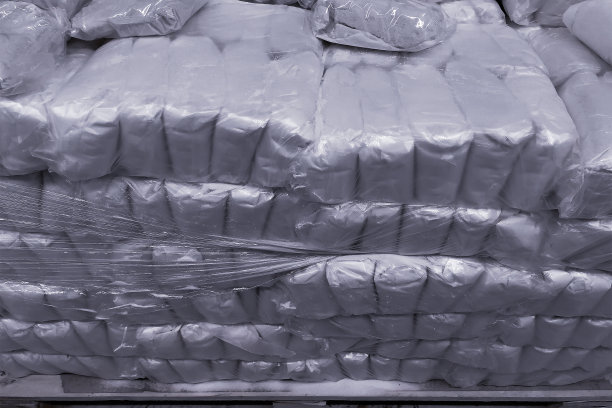 一袋袋的糖放在托盘上。从前面看。在超市。黑白照片。图片下载