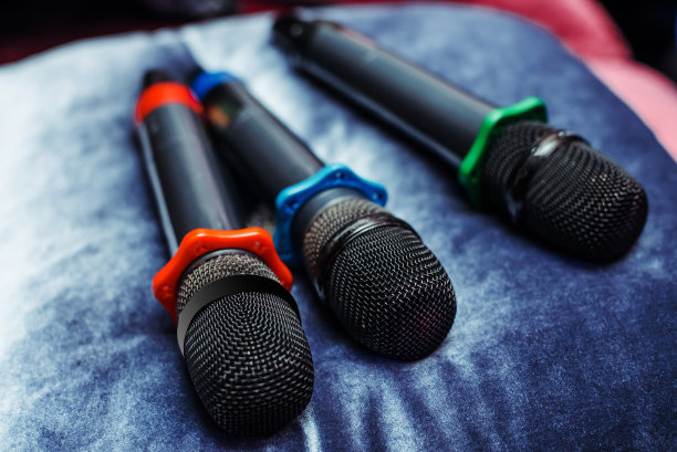 桌子上有三个卡拉ok麦克风图片下载