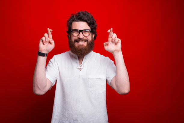 快乐的大胡子男子正在做希望或许愿的手势图片下载