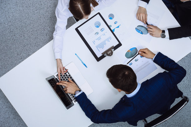 一组商业人士分析财务文件，从上面看。业务团队开会图片下载