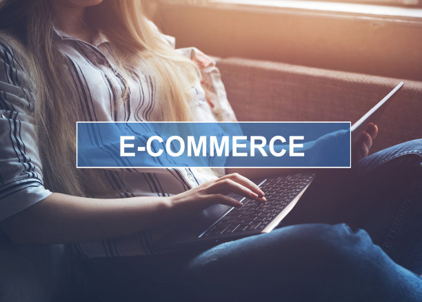 女商人在家用笔记本电脑在卧室里工作。在家工作，上课，在线学习。电子商务概念图片下载