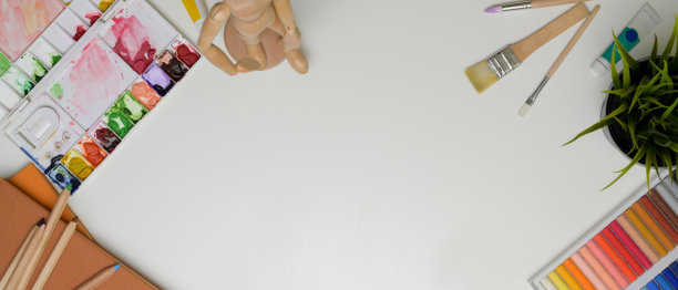 艺术家工作空间与油漆工具，笔记本，装饰和复制空间在白色的桌子上图片下载