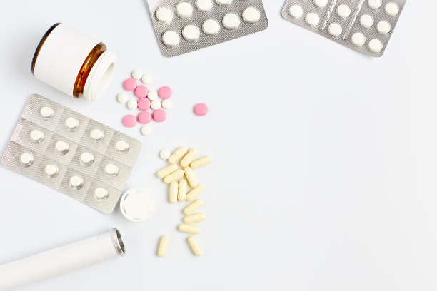 白色背景上的各种药物组成。模型药物。俯视图，平面布局图片下载