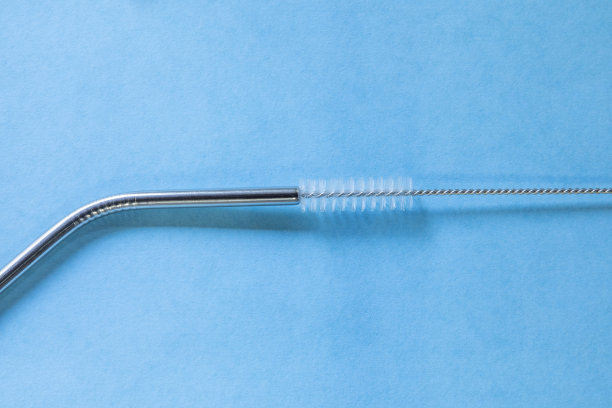 可重复使用的不锈钢吸管和清洁刷，蓝色背景，生态友好的生活方式，拷贝空间，俯视图，平面布局图片下载