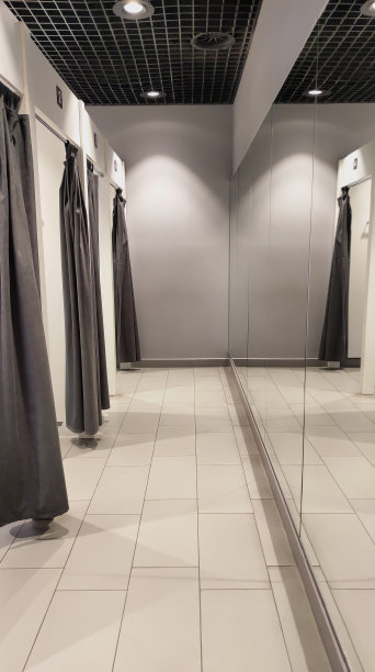 时尚简约的试衣间在单色，灰色调的商场。没有一个人。垂直,手机照片。时尚图片下载