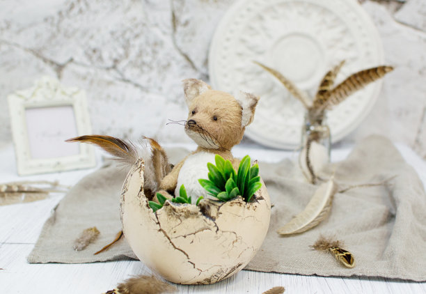 复古风格的羽毛玩具狐狸。明信片，生日海报，节日海报，情人节海报。副本的空间。图片下载