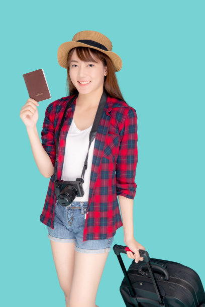美丽的年轻亚洲女人微笑和旅行的行李夏季旅行和持有护照的海外度假，快乐的亚洲女孩有相机行走和拉手提箱在假期旅行。图片下载