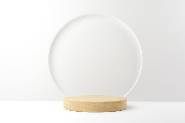 用几何形式抽象最小场景。圆柱形木质讲台舞台以白色为背景。用于展示产品的化妆品展示，模拟。图片下载