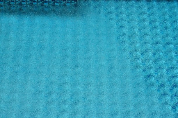 雨水落在游泳池上图片下载