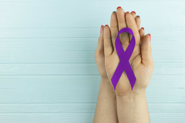 手中的紫色胶带象征着阿尔茨海默病的问题，复制spaсe图片下载