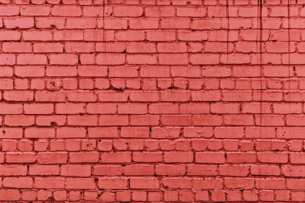 鲜艳的珊瑚色涂上了破旧砖墙的纹理。红色的砖砌的。摘要砌体矸石的工业背景图片下载