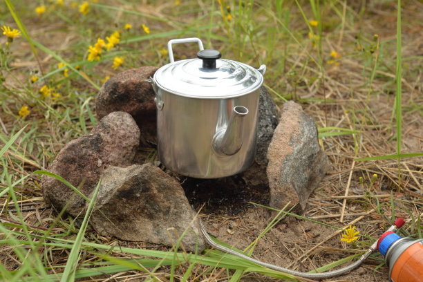 游客茶壶在火炉上。图片下载