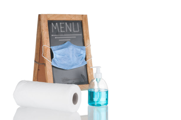 木制空白菜单，白色背景上有防护冠状病毒的医用口罩和卫生产品图片下载