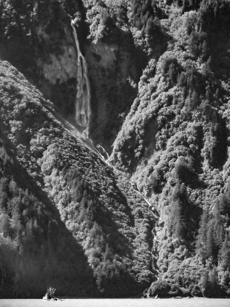 船和瀑布图片下载