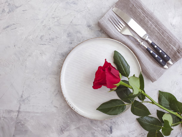 板花玫瑰在混凝土背景图片下载