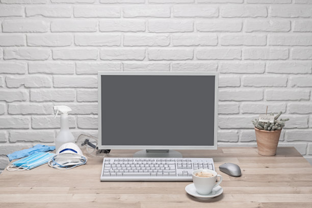 黑屏电脑显示器在工作桌上，咖啡杯，仙人掌花瓶和电晕保护图片下载