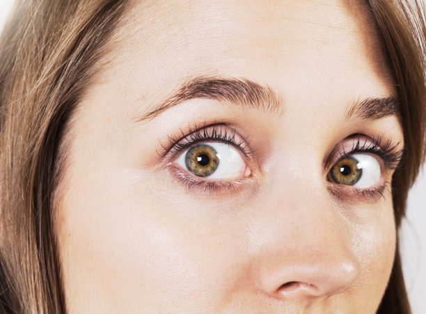 女人惊讶地盯着镜头图片下载