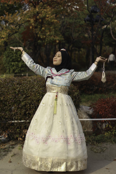 女孩戴着头巾，穿着韩服。图片下载