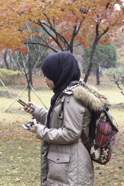 女孩戴着头巾旅行和背包旅行。图片下载