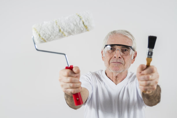 显示油漆滚筒和刷子图片下载