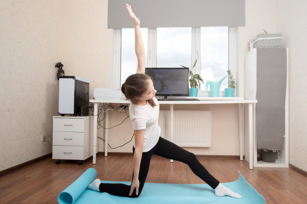 在家美容健康。通过互联网进行体育运动。年轻女子做运动图片下载