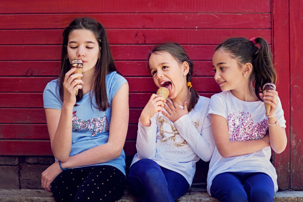 女朋友们在一起吃冰淇淋，一起玩乐图片下载