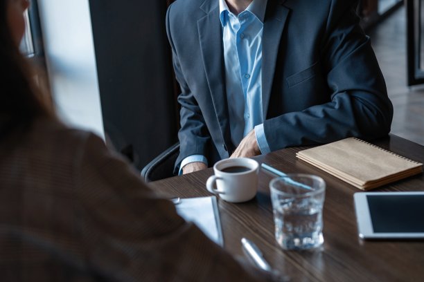 近距离的照片的男人拿着一杯咖啡和他的商业伙伴，在一个餐馆在商务午餐图片下载