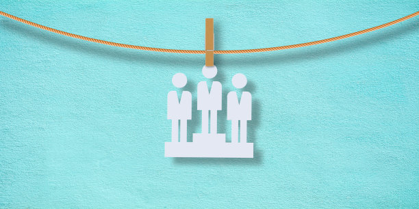 在一根绳子上剪下球队符号。图片下载