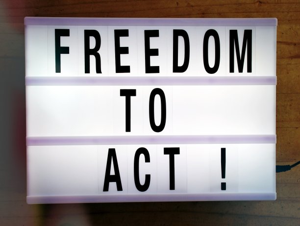 现代灯箱潮流中的行动自由图片下载