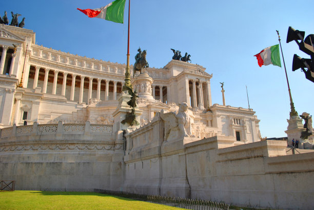 维托利亚诺纪念纪念碑或祖国祭坛的艺术和建筑作品与飘扬的意大利国旗。图片下载