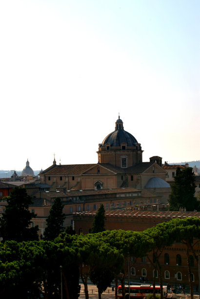 从Campidoglio Vittoriano的山顶俯瞰天主教教堂Chiesa del Gesu图片下载