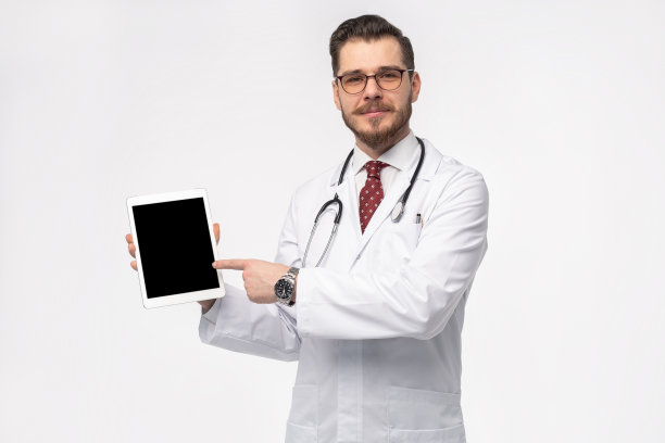 微笑的医生。孤立的白色背景。图片下载