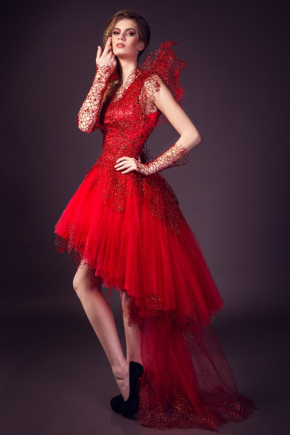 美丽的年轻女子在工作室摆姿势图片下载