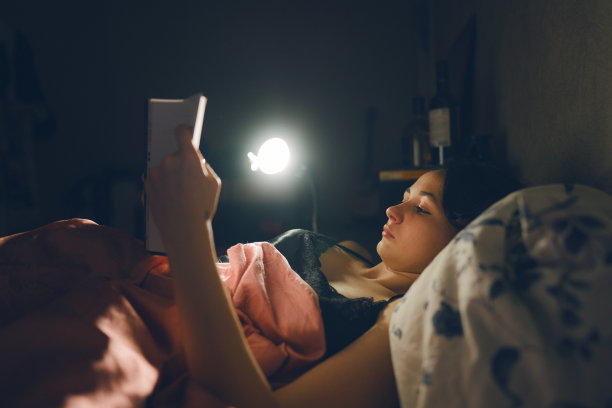 女人躺在床上看书图片下载