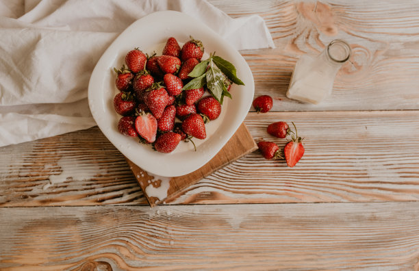 多汁的红草莓图片下载