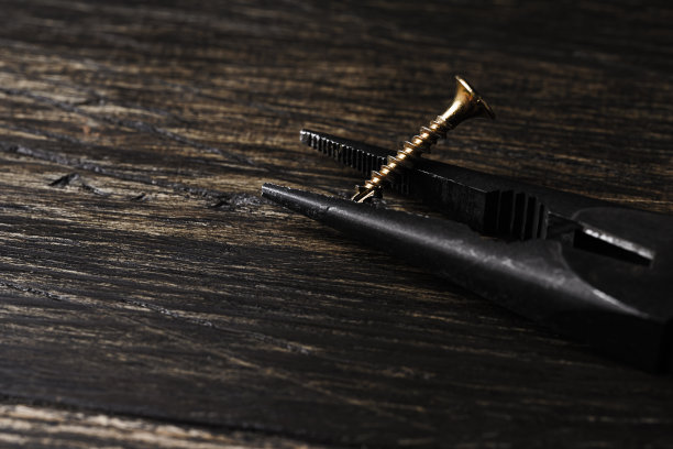 在木板上的尖嘴钳图片下载