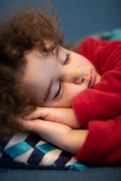 三岁女孩正在睡觉图片下载