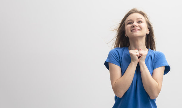 赢家金发白种人庆祝成功孤立在白色背景下。本空间图片下载