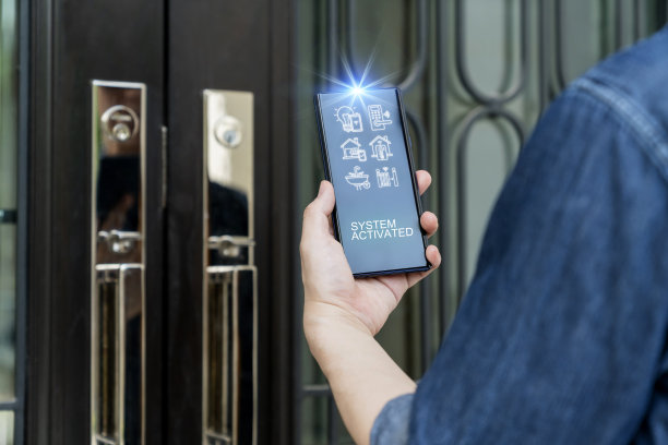 人用高科技智能小玩意物联网智能家居技术，智能数字生活方式安全数字门锁家居自动化控制通过移动在线app。图片下载