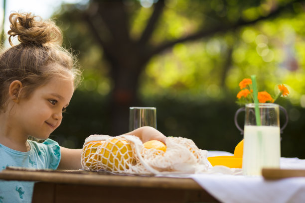小女孩在后院享受自由时光图片下载